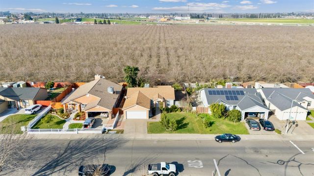 2403 Burgundy Dr, Livingston, CA 95334