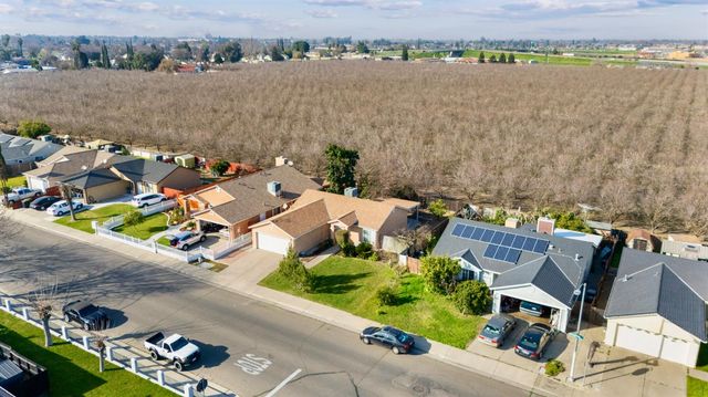 2403 Burgundy Dr, Livingston, CA 95334