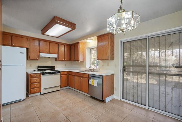 2403 Burgundy Dr, Livingston, CA 95334