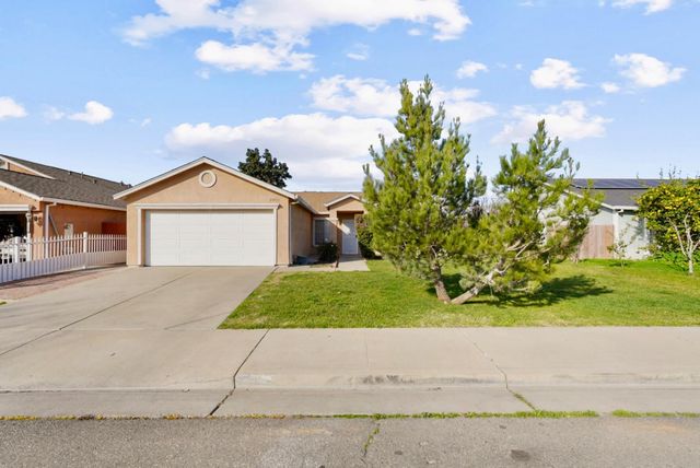 2403 Burgundy Dr, Livingston, CA 95334