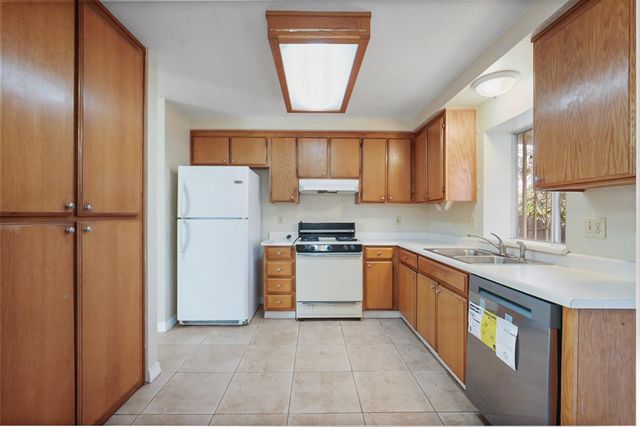 2403 Burgundy Dr, Livingston, CA 95334