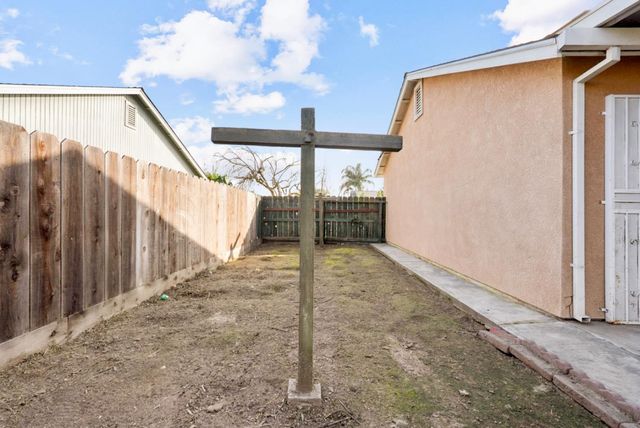 2403 Burgundy Dr, Livingston, CA 95334