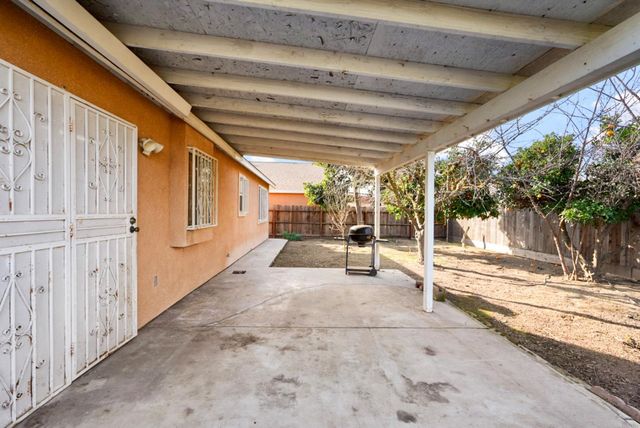 2403 Burgundy Dr, Livingston, CA 95334