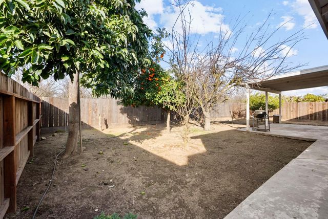 2403 Burgundy Dr, Livingston, CA 95334