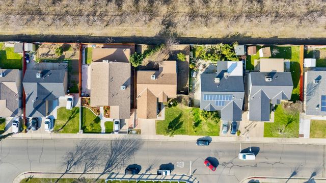 2403 Burgundy Dr, Livingston, CA 95334