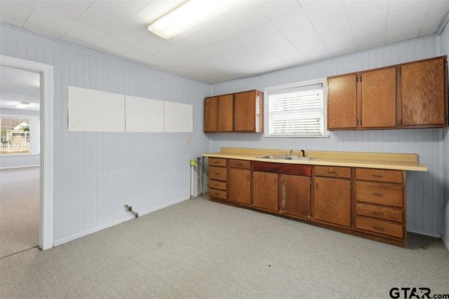 106 S College St, Lindale, TX 75771