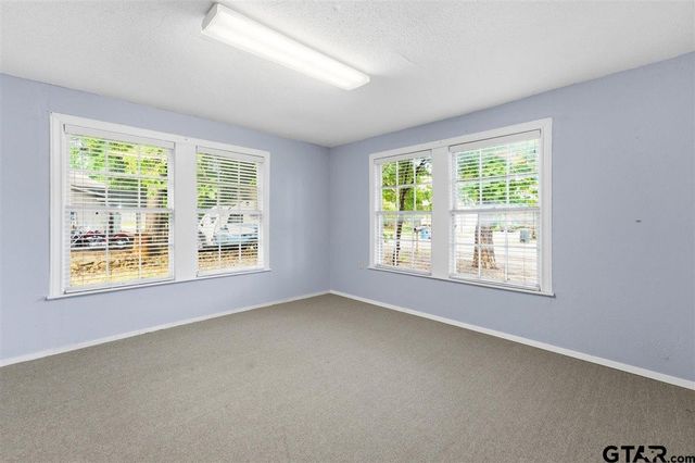 106 S College St, Lindale, TX 75771