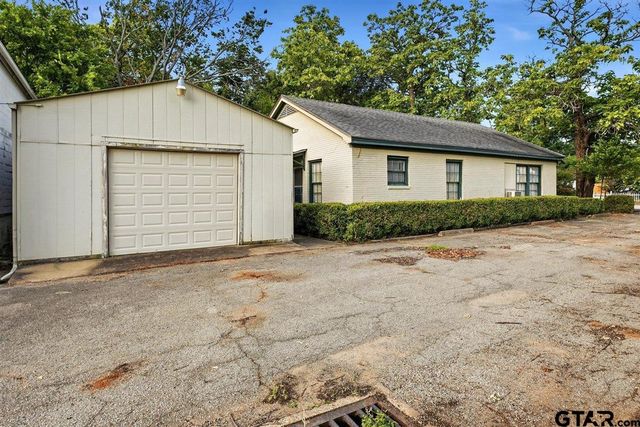 106 S College St, Lindale, TX 75771