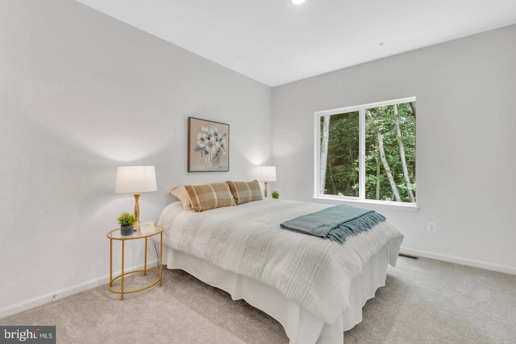 Image 9 of property listing at 6606 LOST FOX LN, Hanover, MD 21076