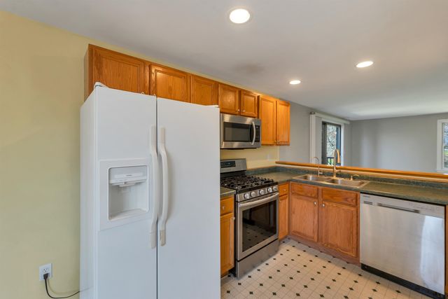 422 Ledgeview Drive, Rochester, NH 03867