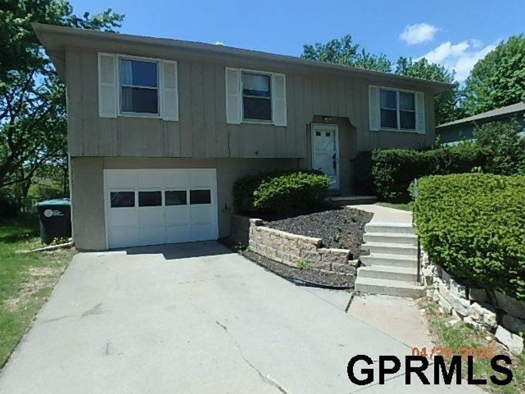 1518 N 105 Street, Omaha, NE 68114