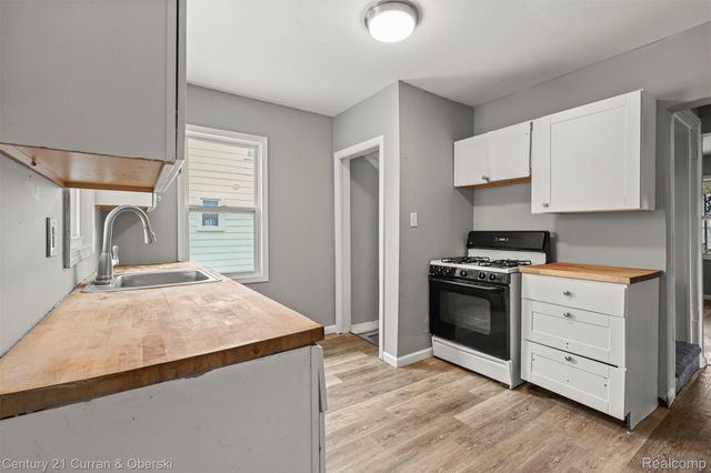 6837 Braun, Center Line, MI 48015