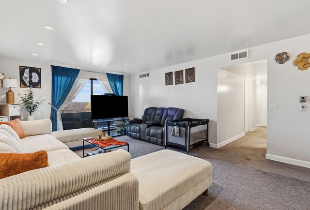 720 Wellington Avenue 405, Elk Grove Village, IL 60007