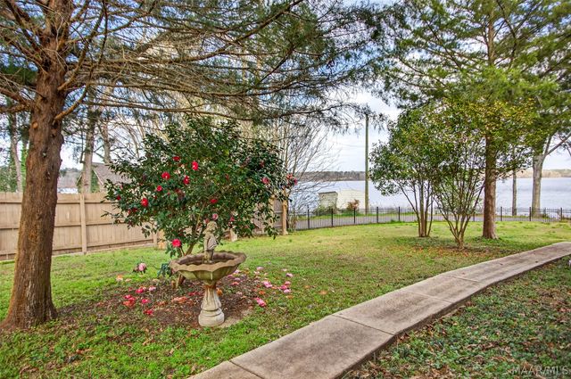 813 Lake Region Circle, Wetumpka, AL 36092