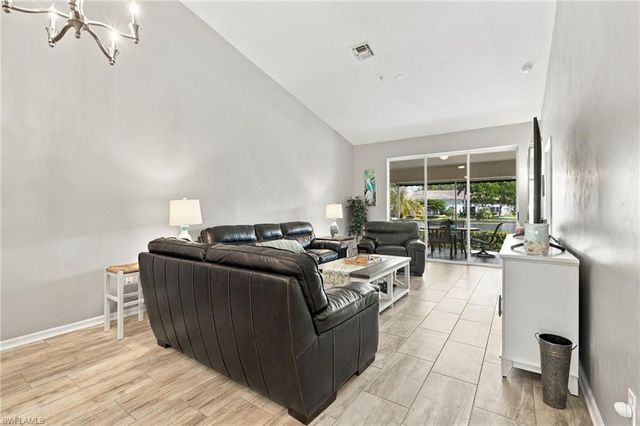 367 Dover PL 1002, Naples, FL 34104