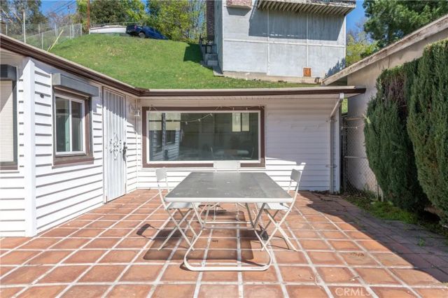 3757 York, Los Angeles, CA 90065