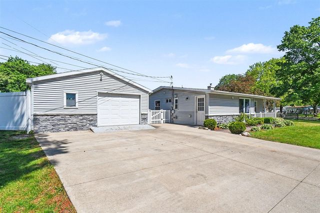 2420 Eastfield Drive, Niles, MI 49120