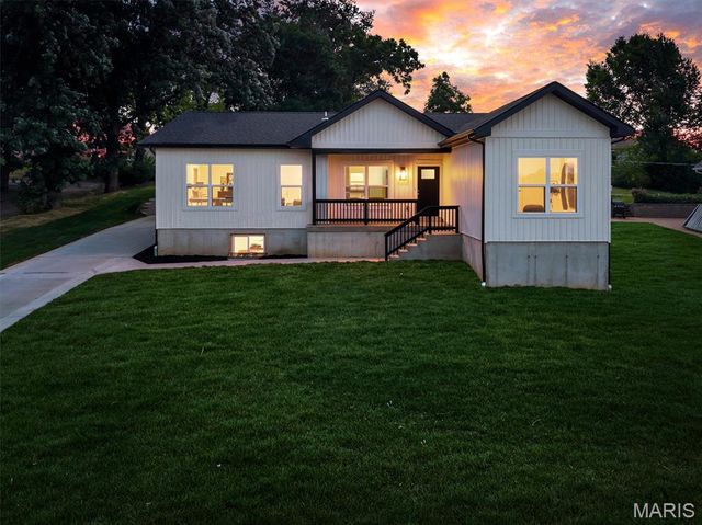 211 Fee Fee Road, Maryland Heights, MO 63043