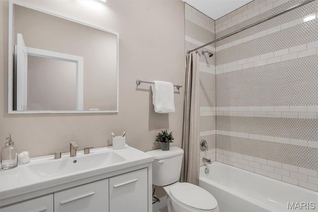 211 Fee Fee Road, Maryland Heights, MO 63043