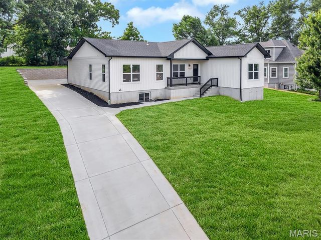211 Fee Fee Road, Maryland Heights, MO 63043