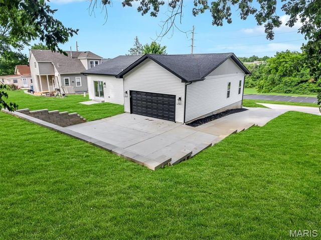 211 Fee Fee Road, Maryland Heights, MO 63043