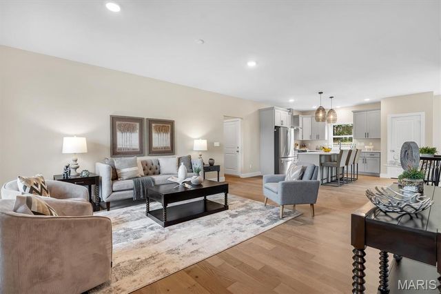 211 Fee Fee Road, Maryland Heights, MO 63043