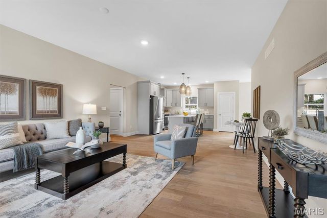 211 Fee Fee Road, Maryland Heights, MO 63043