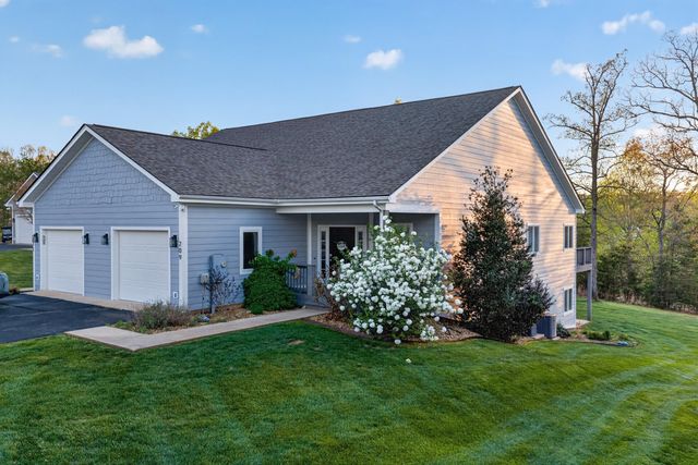 209 Retreat LN, Huddleston, VA 24104