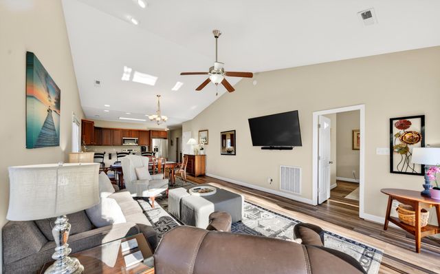 209 Retreat LN, Huddleston, VA 24104
