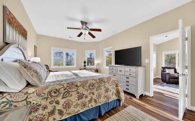 209 Retreat LN, Huddleston, VA 24104