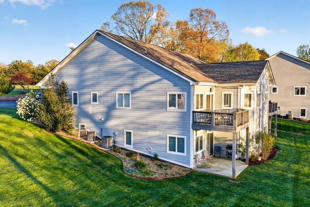 209 Retreat LN, Huddleston, VA 24104