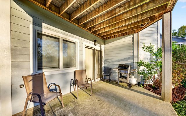 209 Retreat LN, Huddleston, VA 24104
