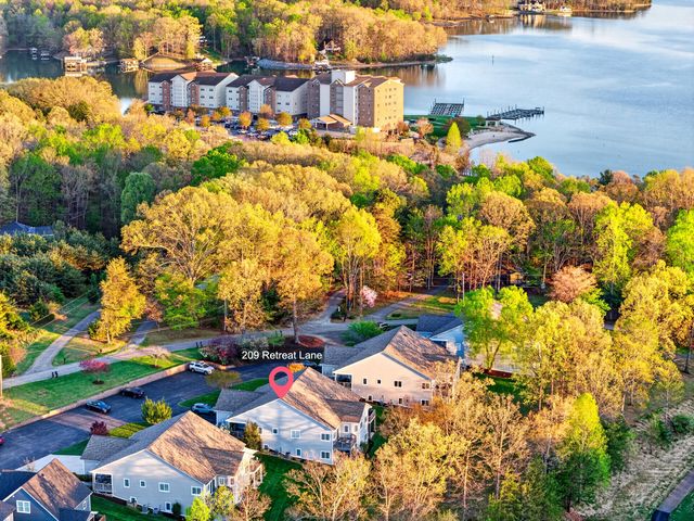 209 Retreat LN, Huddleston, VA 24104