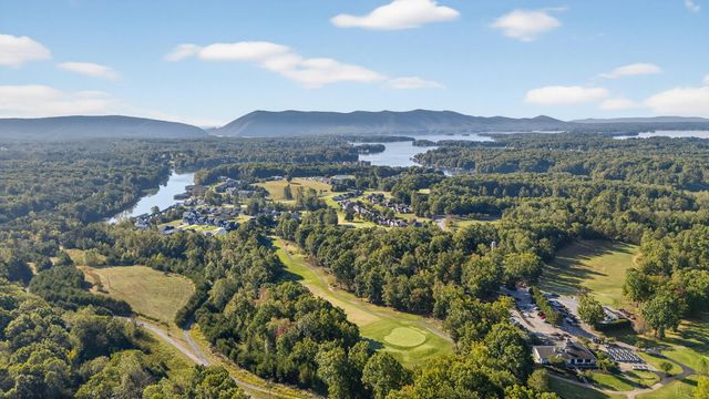 209 Retreat LN, Huddleston, VA 24104