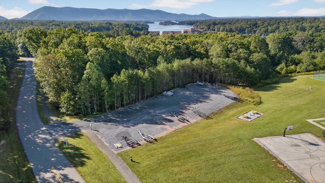 209 Retreat LN, Huddleston, VA 24104
