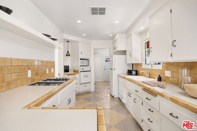 1124 Alvira Street, Los Angeles, CA 90035