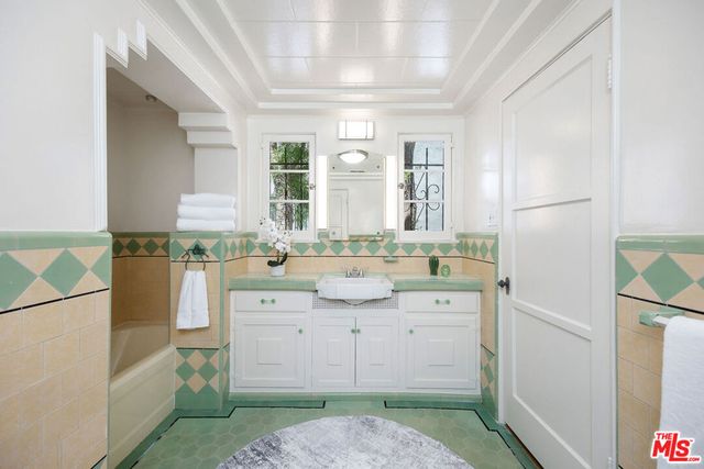 1124 Alvira Street, Los Angeles, CA 90035
