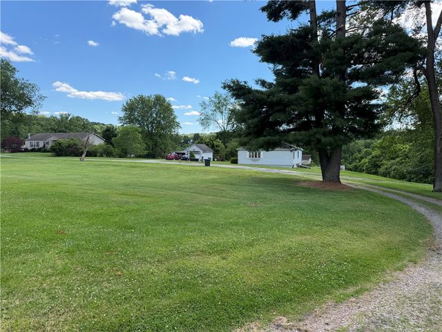 112 Schoolhouse Rd, Jefferson Twp, PA 15442