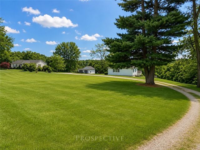 112 Schoolhouse Rd, Jefferson Twp, PA 15442