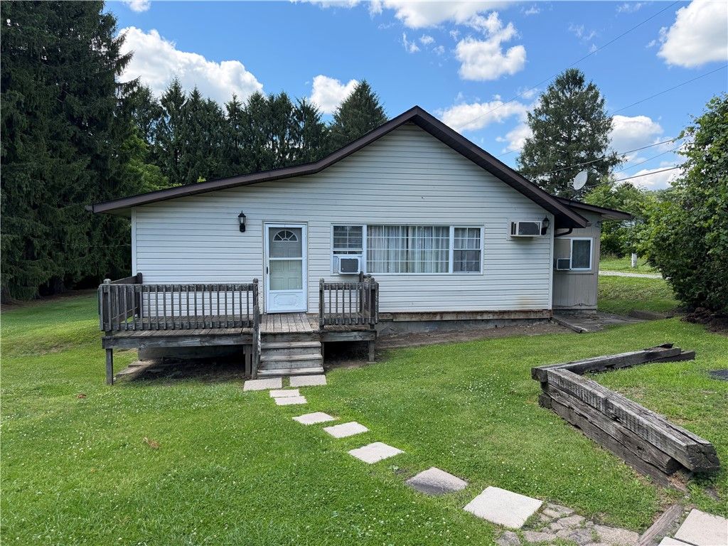 112 Schoolhouse Rd, Jefferson Twp, PA 15442