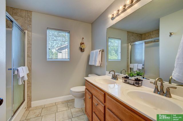 827 Fenwick Street, Papillion, NE 68046
