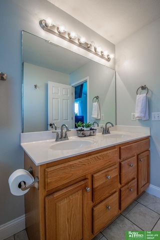 827 Fenwick Street, Papillion, NE 68046