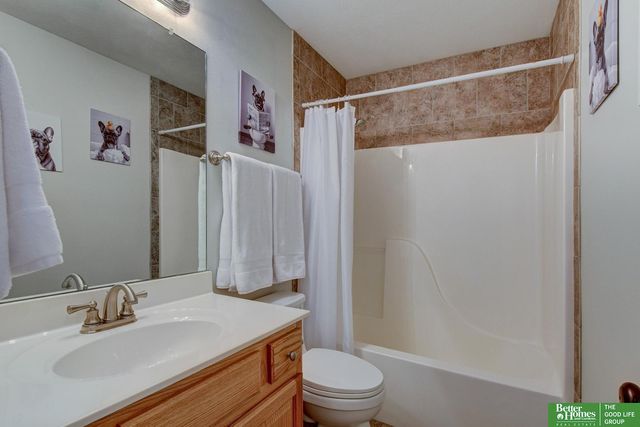 827 Fenwick Street, Papillion, NE 68046