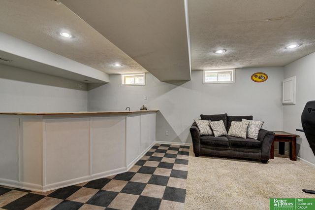 827 Fenwick Street, Papillion, NE 68046
