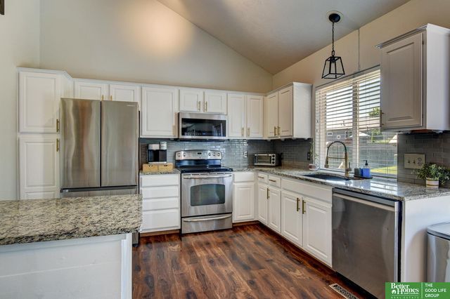 827 Fenwick Street, Papillion, NE 68046