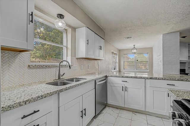 2901 Castle Court, Pearland, TX 77581