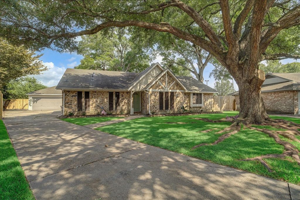 2901 Castle Court, Pearland, TX 77581