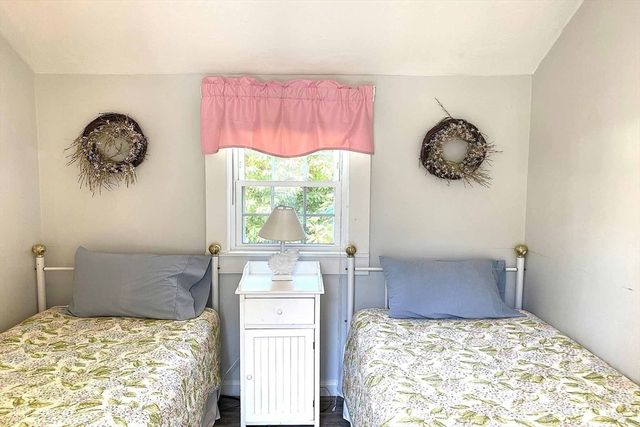 10 Wharf Ave, Mashpee, MA 02649