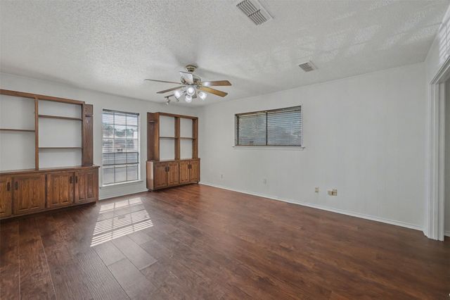 4105 Woodcastle Court, Arlington, TX 76016