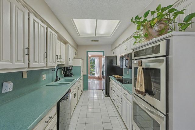 4105 Woodcastle Court, Arlington, TX 76016